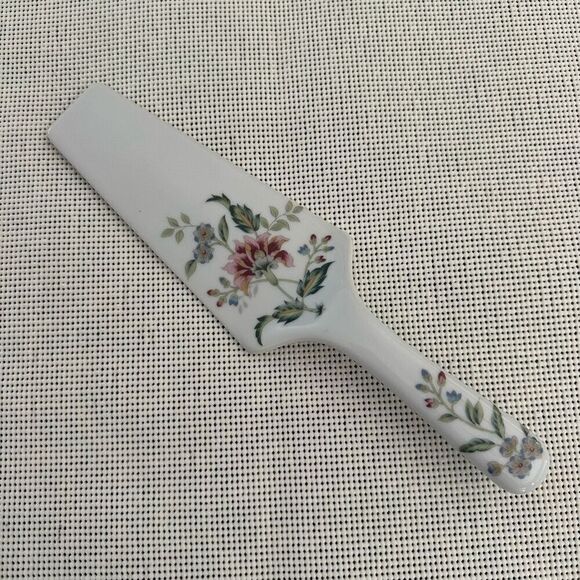 Andrea by Sadek Floral Scalloped Edge Buckingham Cake Plate with‎ Server Spatula - Picture 5 of 8